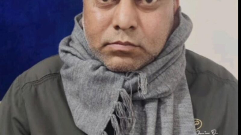 बरेली: जमीन की पैमाइश के बदले रिश्वत लेते राजस्व निरीक्षक और सहयोगी रंगे हाथ गिरफ्तार