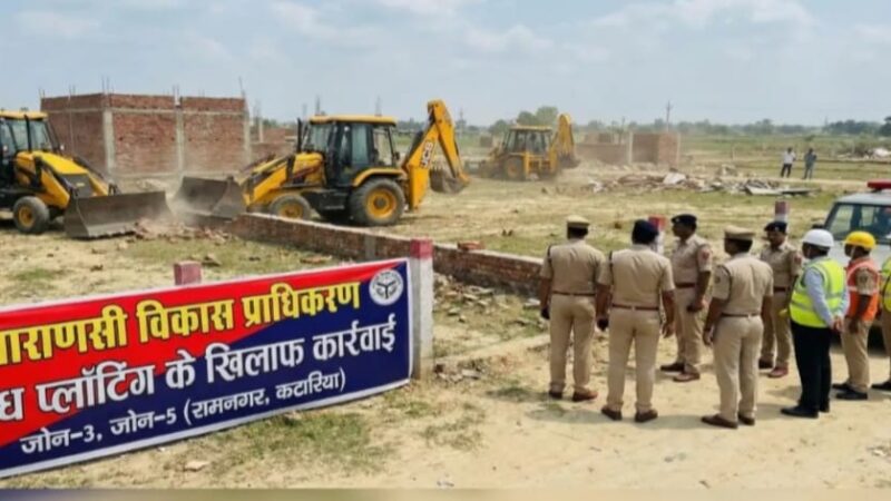 वाराणसी: VDA का गरजा बुलडोजर, रामनगर–कटारिया में 52 बीघा अवैध प्लॉटिंग ध्वस्त, FIR दर्ज