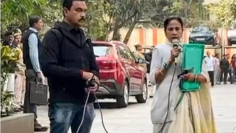 कोलकाता में ED की छापेमारी के दौरान पहुँचीं ममता बनर्जी, अमित शाह पर तीखा हमला