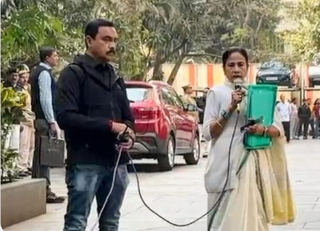 कोलकाता में ED की छापेमारी के दौरान पहुँचीं ममता बनर्जी, अमित शाह पर तीखा हमला