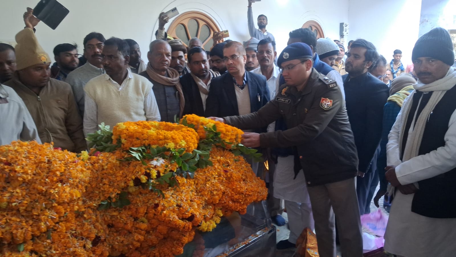 दुद्धी के दिग्गज नेता विजय सिंह गोंड को अंतिम विदाई, हजारों की भीड़ में नम हुईं आंखें