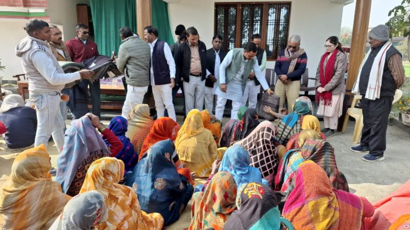 रोहनिया विधायक ने शीतलहर में बुजुर्गों को बांटे सैकड़ों कंबल