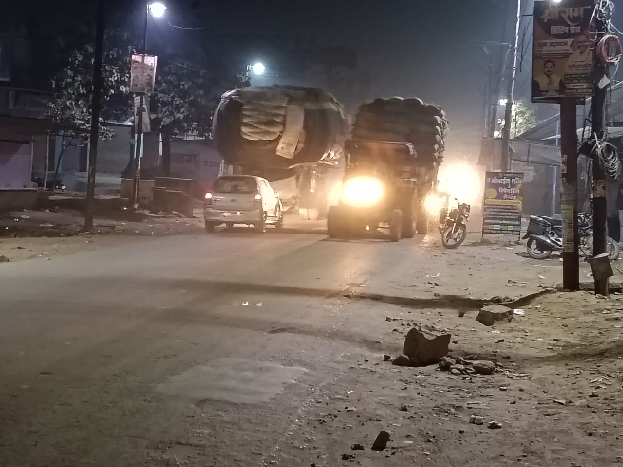 रॉबर्ट्सगंज की रातें बन रही हैं खतरनाक, ओवरलोड वाहनों का तांडव, मौत मंडरा रही