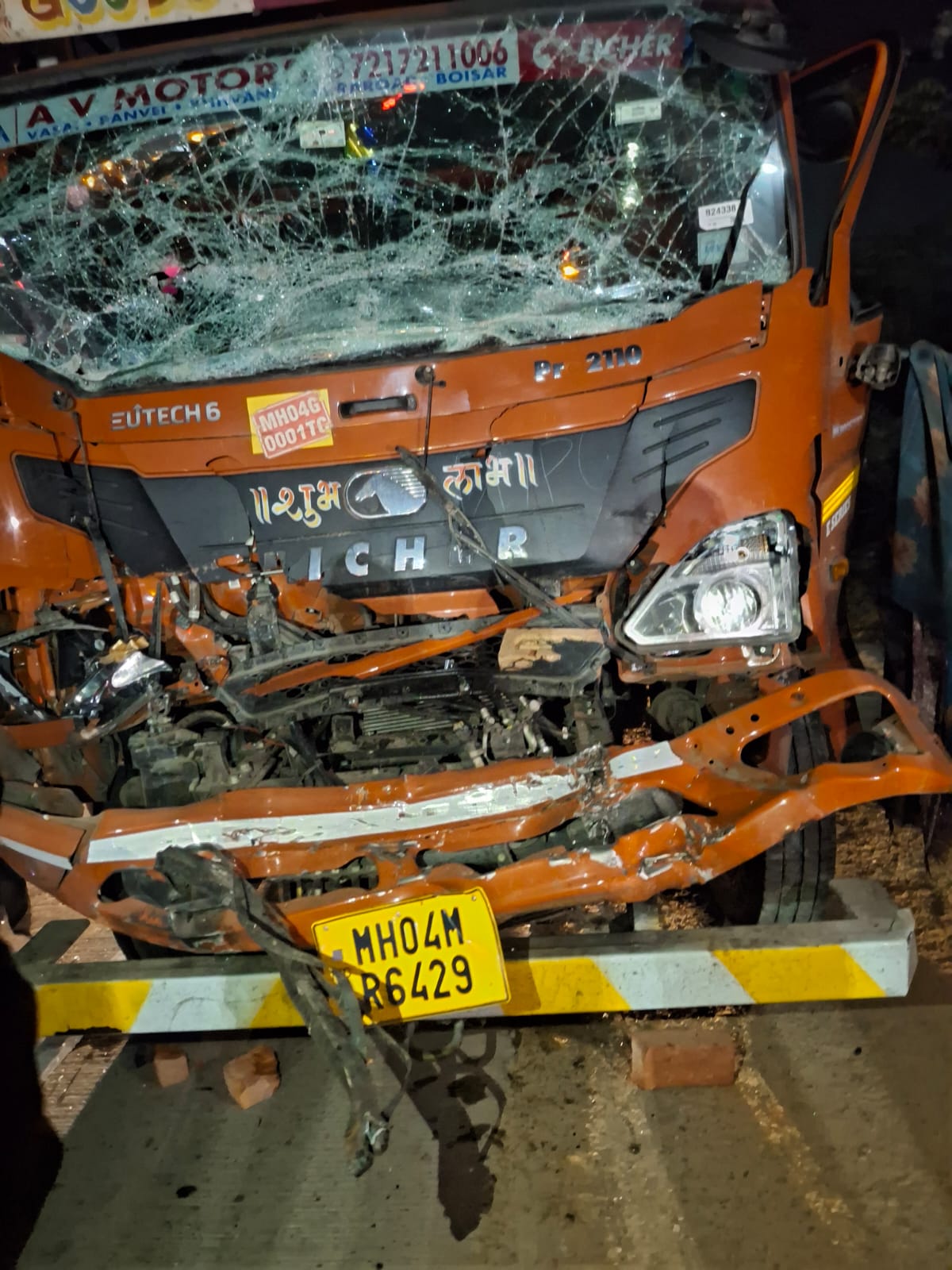 मिनी ट्रक ने ईंट लदे ट्रैक्टर में मारी ज़ोरदार टक्कर, 25 वर्षीय युवक की हुई मौत