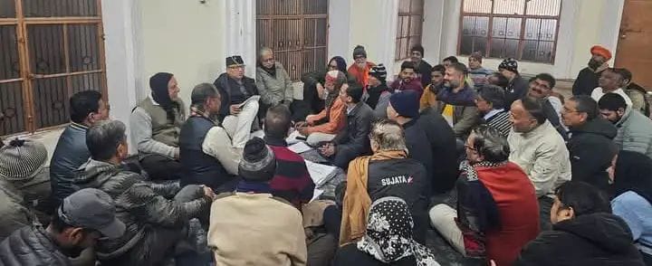 दरी पर बैठकर कैंट विधायक ने बनाई एसआईआर प्रभावित वोटरों को जुड़वाने की कार्ययोजना