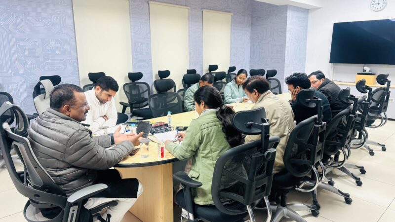 नगर निगम : मकर संक्रांति पर श्रद्धालुओं का गर्म चाय और अलाव से स्वागत