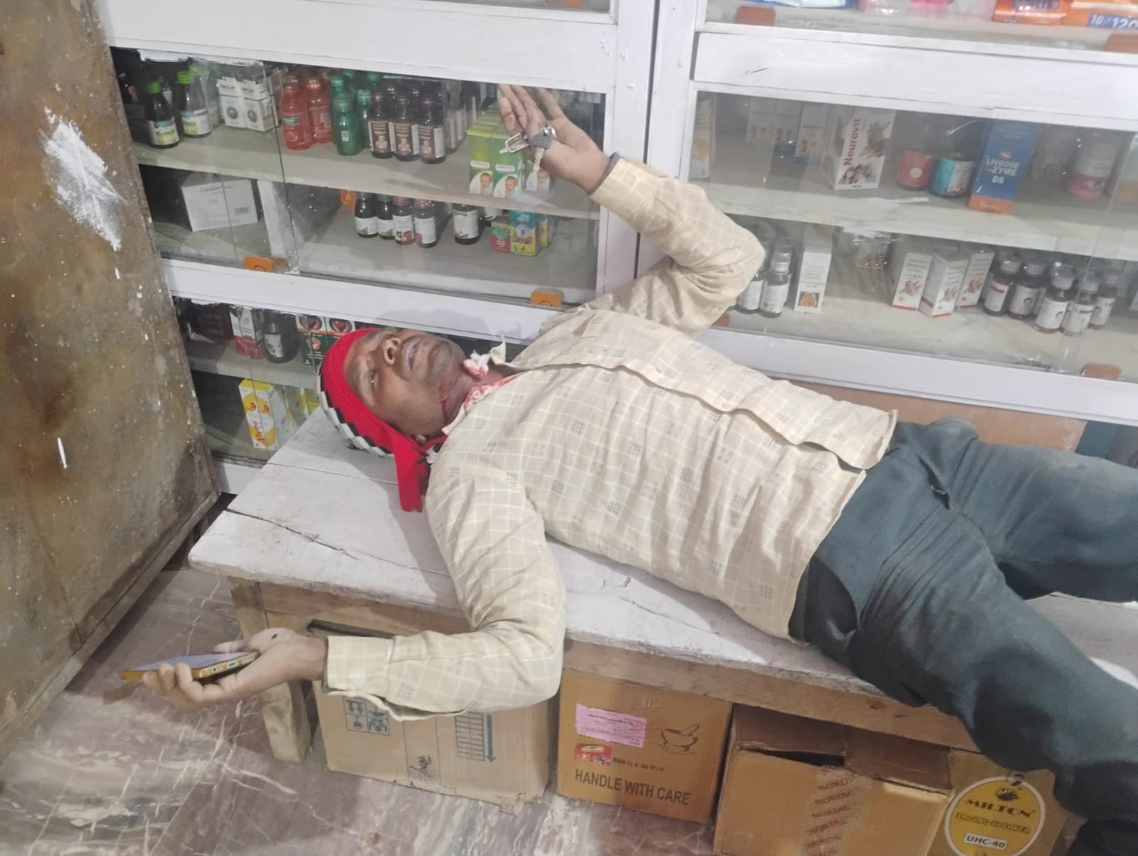 प्रतिबंधित चाइनीज मांझे से पिंडरा बाजार में बाइक सवार की गर्दन कटी, गंभीर घायल