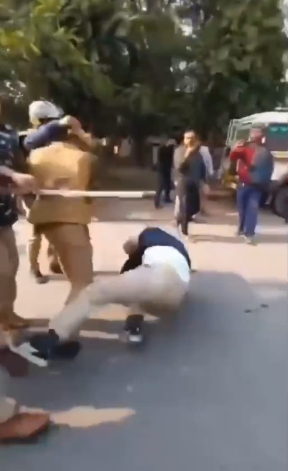 एनएसयूआई का ‘मनरेगा बचाओ’ मार्च: पुलिस से हिंसक झड़प, 100 से ज्यादा कार्यकर्ता हिरासत में