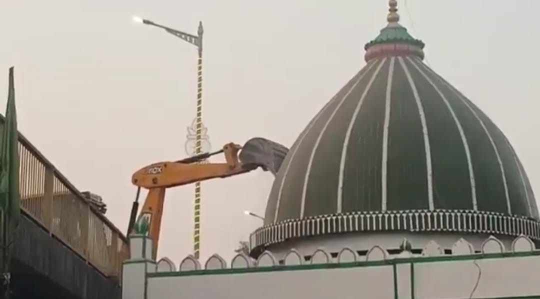 देवरिया : प्रशासन ने कोर्ट आदेश पर अब्दुल गनी शाह बाबा की मजार ध्वस्त की