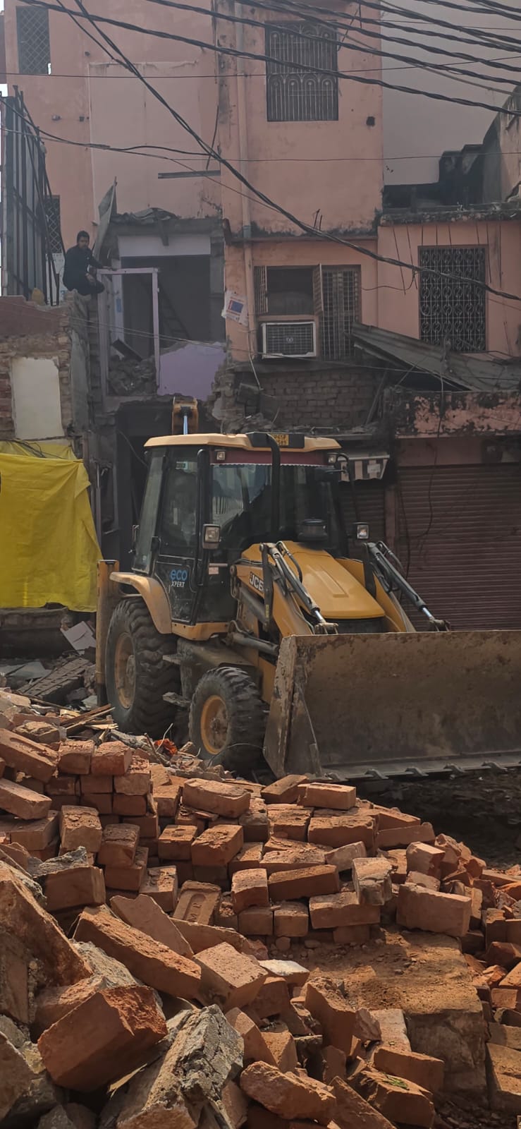 दालमंडी : बुलडोजर रफ्तार पर