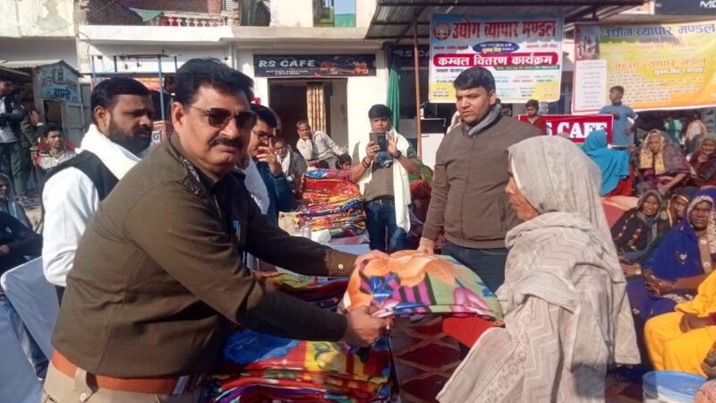 एसीपी राजातालाब ने जरूरतमंद बुजुर्गों को बांटे कंबल, ठंड से मिली राहत