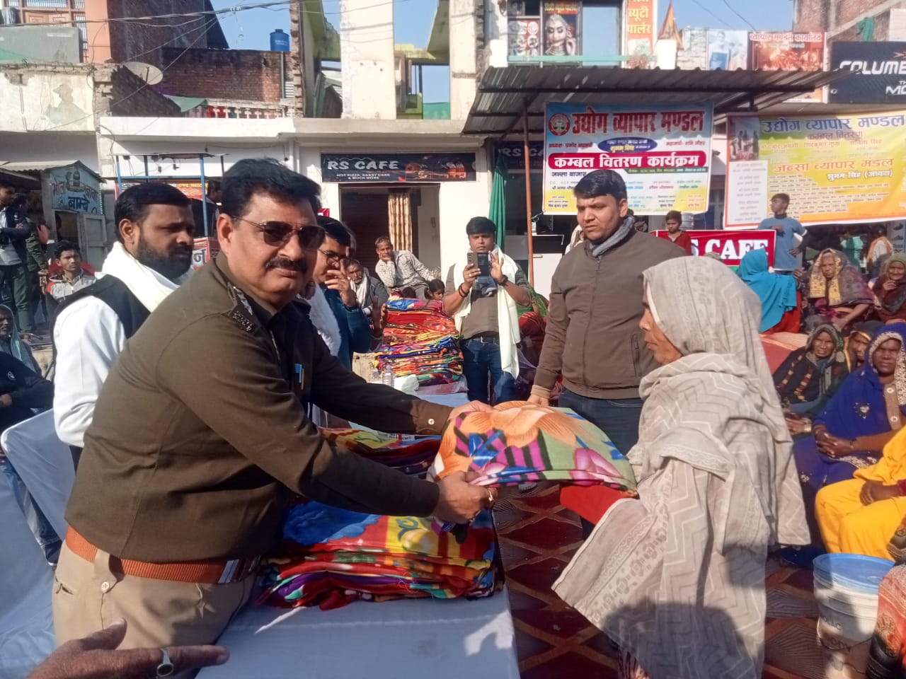 एसीपी राजातालाब ने जरूरतमंद बुजुर्गों को बांटे कंबल, ठंड से मिली राहत