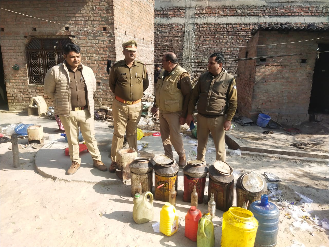 20 लीटर अवैध शराब और 4 कुंतल लहन जब्त, दो महिलाएं गिरफ्तार