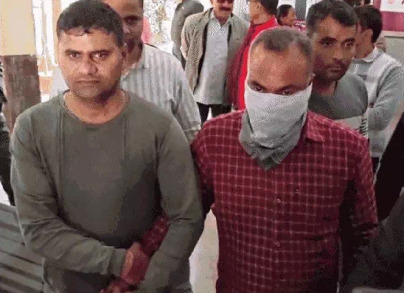 झांसी : पीडब्ल्यूडी का वरिष्ठ क्लर्क रंगेहाथ 20 हजार की घूस लेते गिरफ्तार