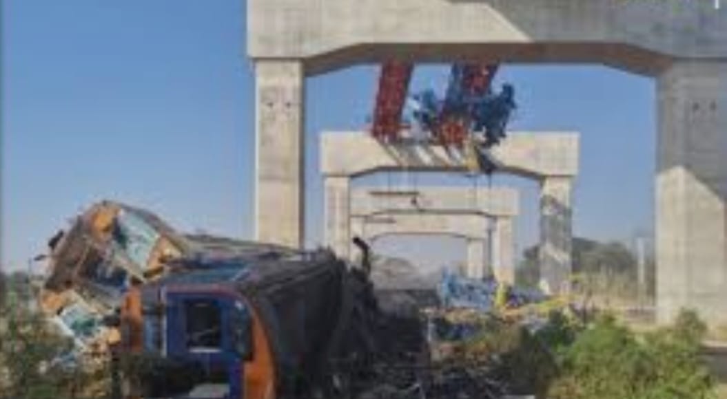 थाईलैंड में ट्रेन हादसा: निर्माण क्रेन गिरने से डिरेल हुई ट्रेन, 22 की मौत