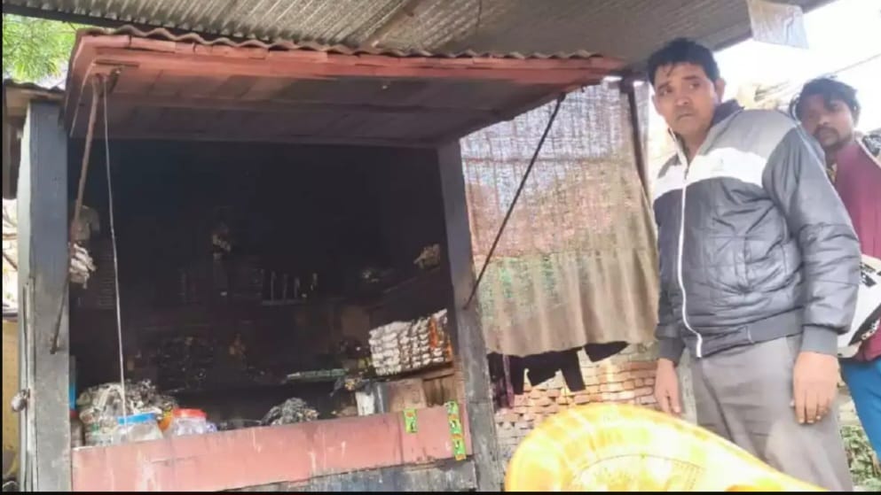 मिर्जमुराद : चक्रपानपुर में शरारती तत्वों ने लगाई दुकान में आग, लाखों का सामान जलकर खाक