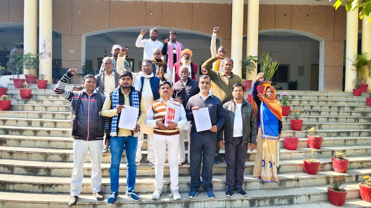 अंबेडकर पार्क की भूमि कब्जा मुक्त कराने को कलेक्ट्रेट पर प्रदर्शन, डीएम को सौंपा ज्ञापन