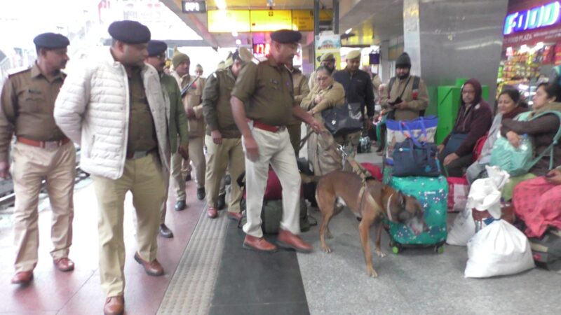 वाराणसी कैंट रेलवे स्टेशन पर माघ मेला को लेकर सघन सुरक्षा अभियान