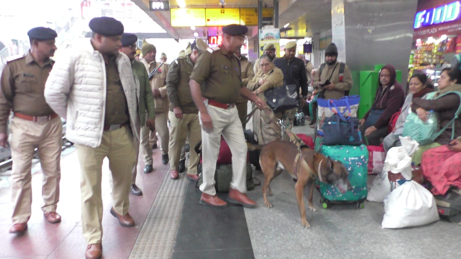 वाराणसी कैंट रेलवे स्टेशन पर माघ मेला को लेकर सघन सुरक्षा अभियान