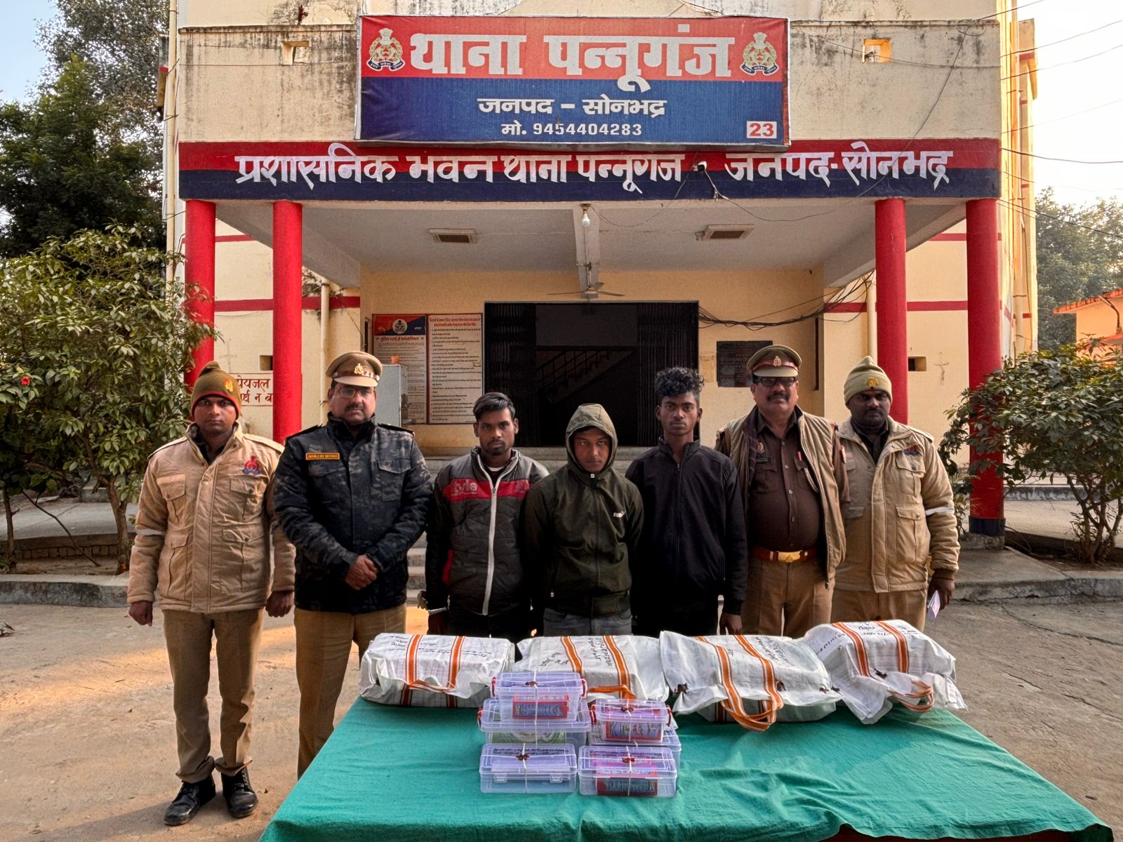 देशी शराब व बीयर दुकान चोरी का खुलासा, तीन शातिर चोर गिरफ्तार, शराब व नकदी बरामद