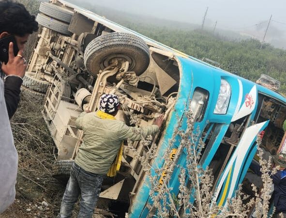 निजी बस अनियंत्रित होकर पलटी, आधा दर्जन से अधिक यात्री घायल, चालक-खलासी फरार
