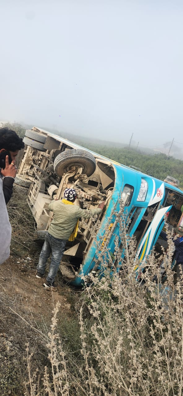 निजी बस अनियंत्रित होकर पलटी, आधा दर्जन से अधिक यात्री घायल, चालक-खलासी फरार