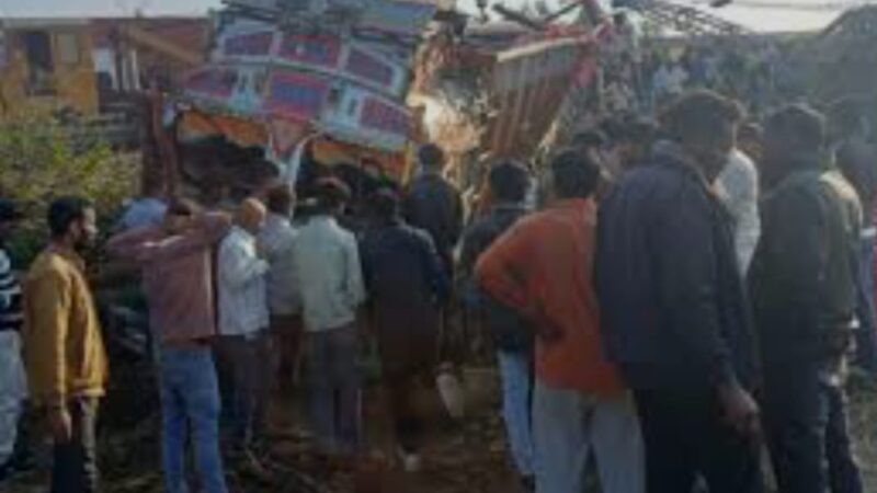 उरई : टायर फटने से प्याज लदा ट्रक पलटा, तीन लोगों की मौके पर मौत