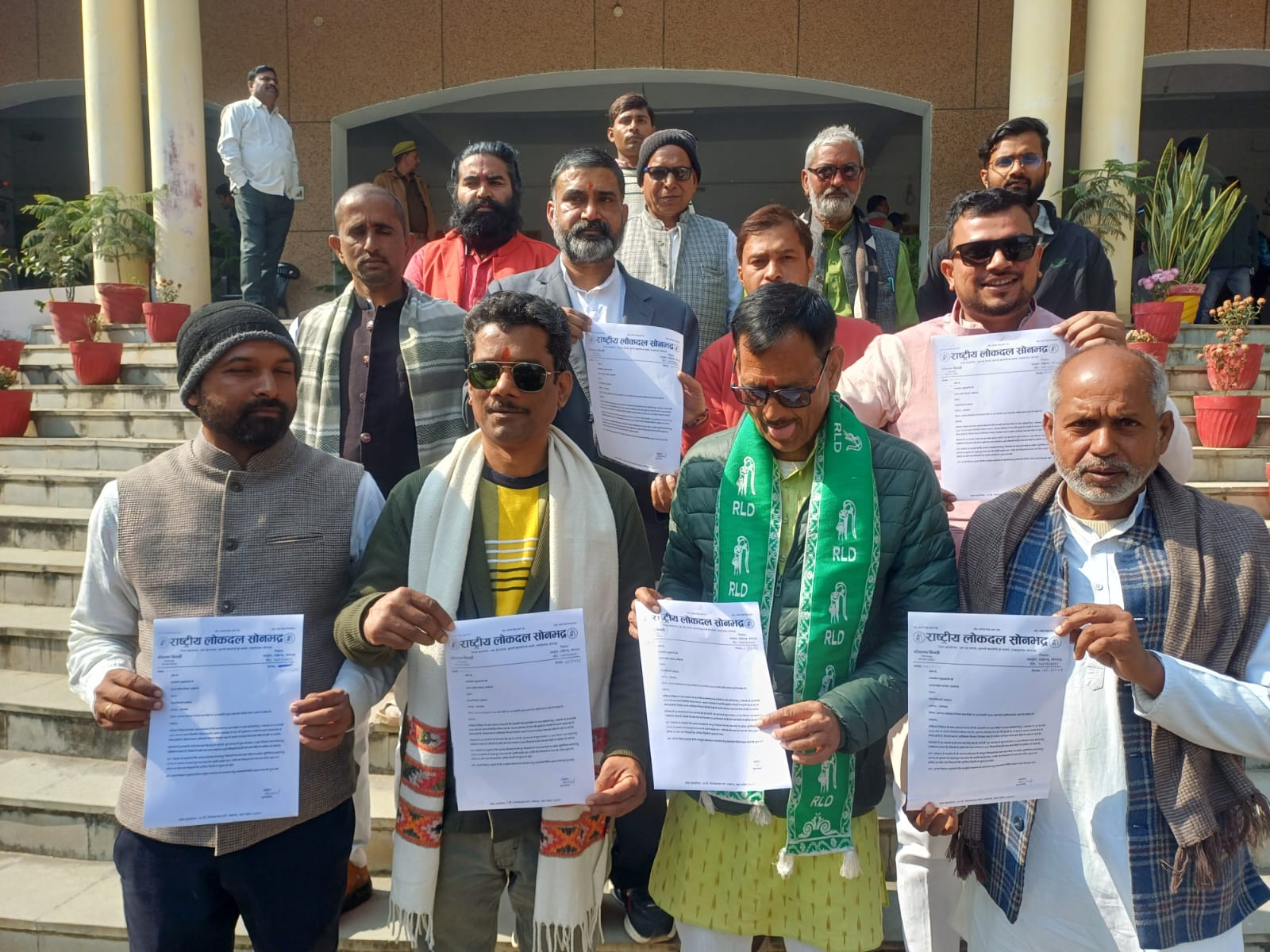 धान खरीद समय से पहले बंद होने पर किसानों में चिंता, खरीद पुनः शुरू कराने को रालोद का ज्ञापन