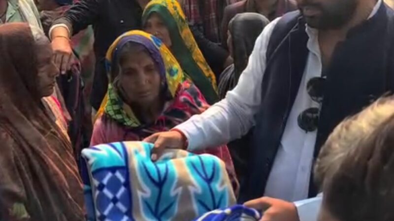 लोहता थाना क्षेत्र में समाजसेवी ने बांटे 200 कम्बल