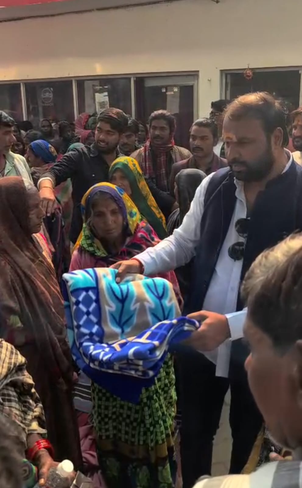 लोहता थाना क्षेत्र में समाजसेवी ने बांटे 200 कम्बल