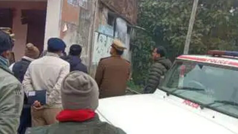 सीतापुर : बंदूक की नोंक पर रिटायर्ड लेखपाल के घर से 50 लाख के जेवरात और 7 लाख नकद लूटे