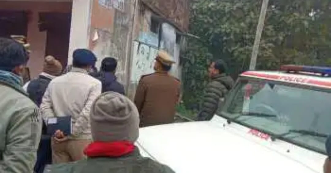 सीतापुर : बंदूक की नोंक पर रिटायर्ड लेखपाल के घर से 50 लाख के जेवरात और 7 लाख नकद लूटे