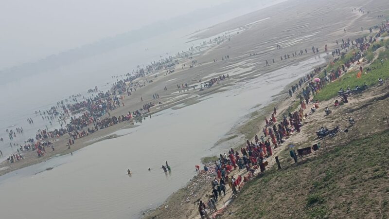 पश्चिम वाहिनी गंगा के तट पर उमड़ा श्रद्धालुओं का सैलाब, मौनी अमावस्या पर लगाई लाखों ने गंगा में डुबकी