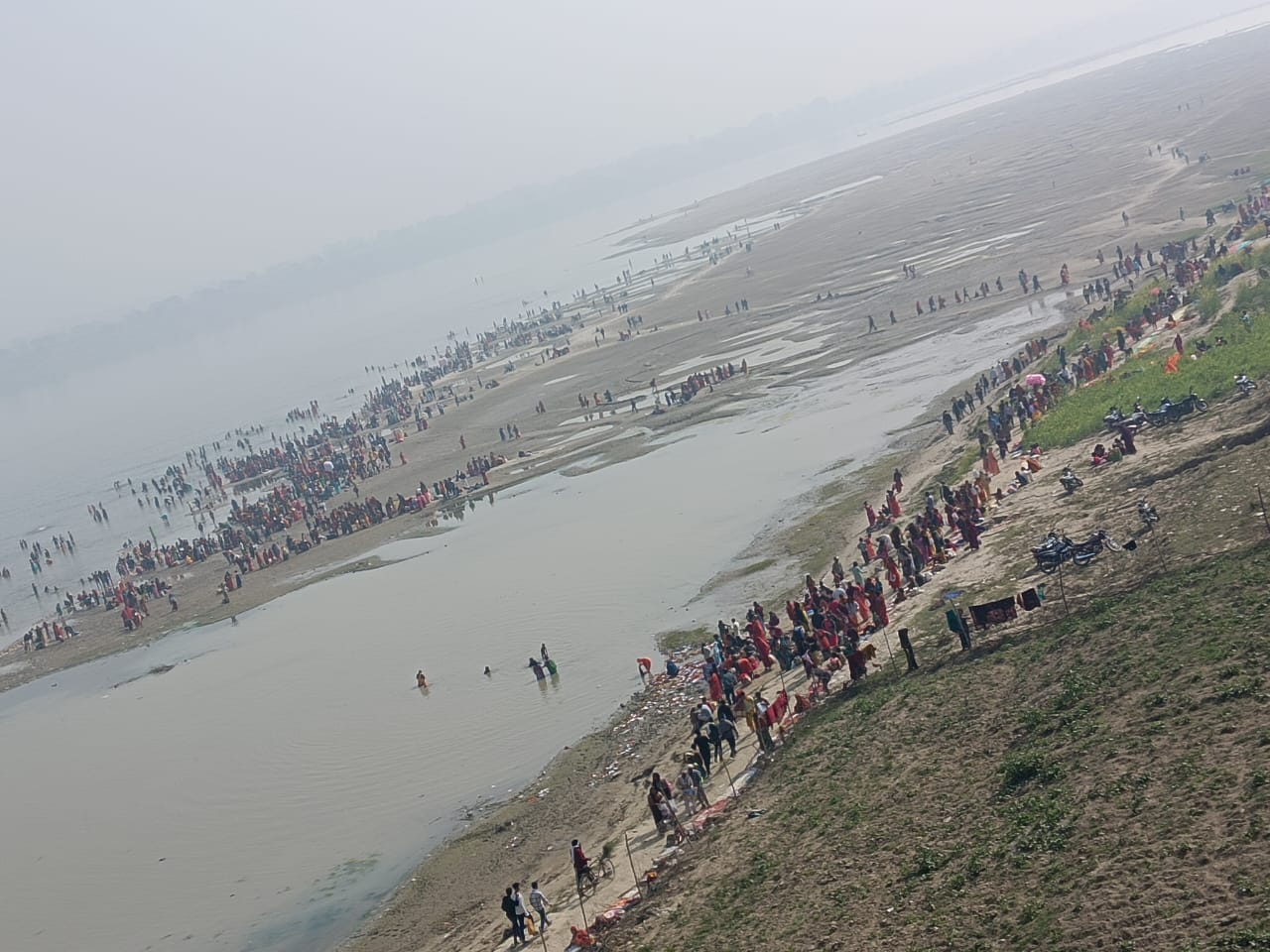 पश्चिम वाहिनी गंगा के तट पर उमड़ा श्रद्धालुओं का सैलाब, मौनी अमावस्या पर लगाई लाखों ने गंगा में डुबकी