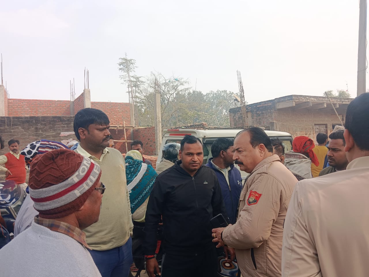 सरहरी गांव में कब्र खोदने को लेकर दो समुदायों के बीच तनाव