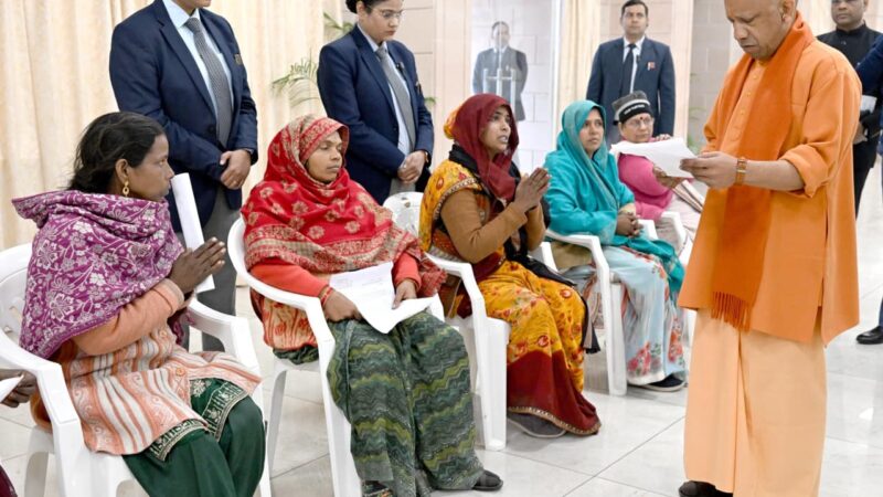 बेघर महिला सीमा को सीएम योगी से मिला न्याय का भरोसा, दो साल की अनन्या का मासूम संवाद हुआ दिल छू लेने वाला