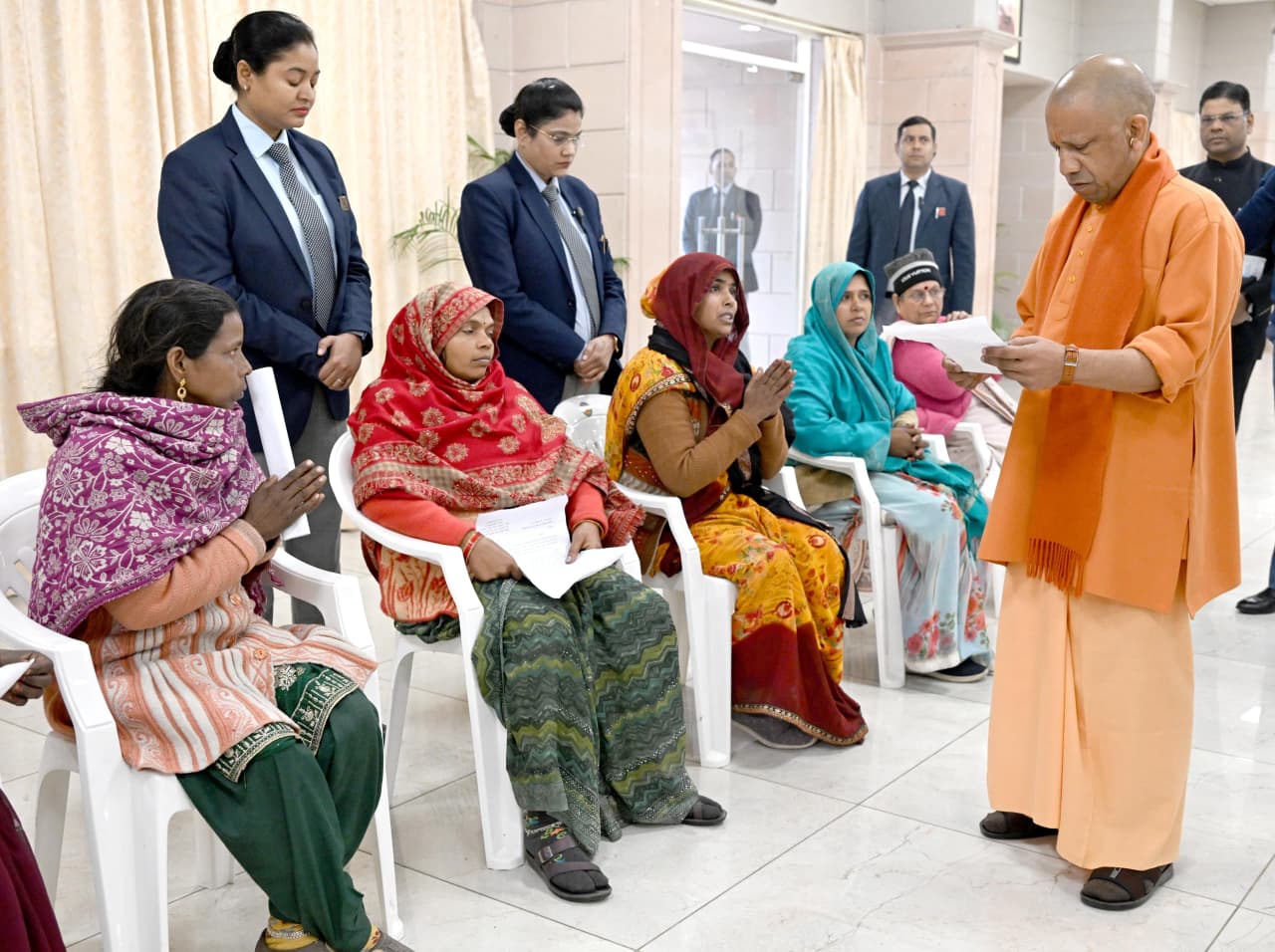 बेघर महिला सीमा को सीएम योगी से मिला न्याय का भरोसा, दो साल की अनन्या का मासूम संवाद हुआ दिल छू लेने वाला