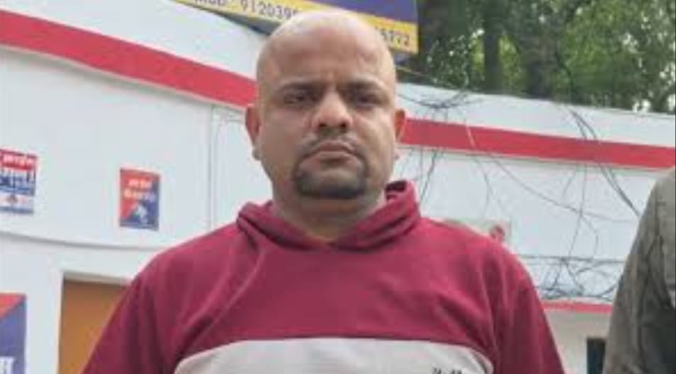 कैंट : धोखाधड़ी के मामले में 25 हजार का इनामिया अकाउंटेंट  गिरफ्तार