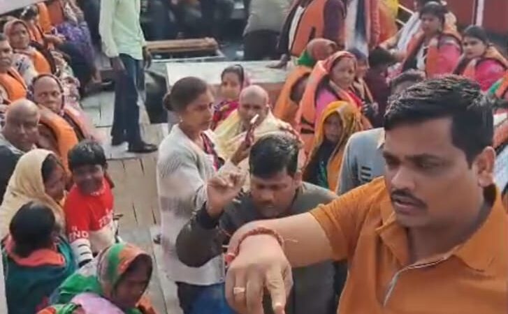 वाराणसी के तेलियानाला घाट पर नाविकों का गुंडाराज: पर्यटकों के साथ हो रहा दुर्व्यवहार