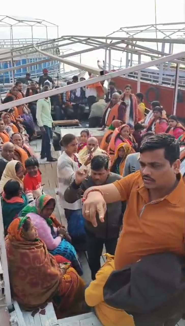 वाराणसी के तेलियानाला घाट पर नाविकों का गुंडाराज: पर्यटकों के साथ हो रहा दुर्व्यवहार