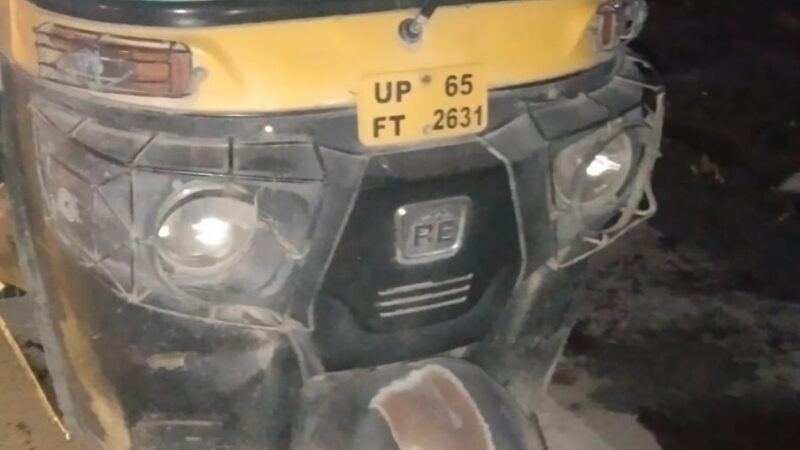 चलती ऑटो में चालक के गले पर ब्लेड से वार