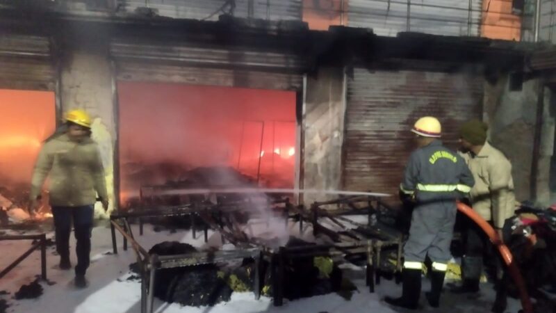 शॉर्ट सर्किट से कपड़ा दुकान में भीषण आग, बेसमेंट का सारा माल खाक, युवक झुलसा