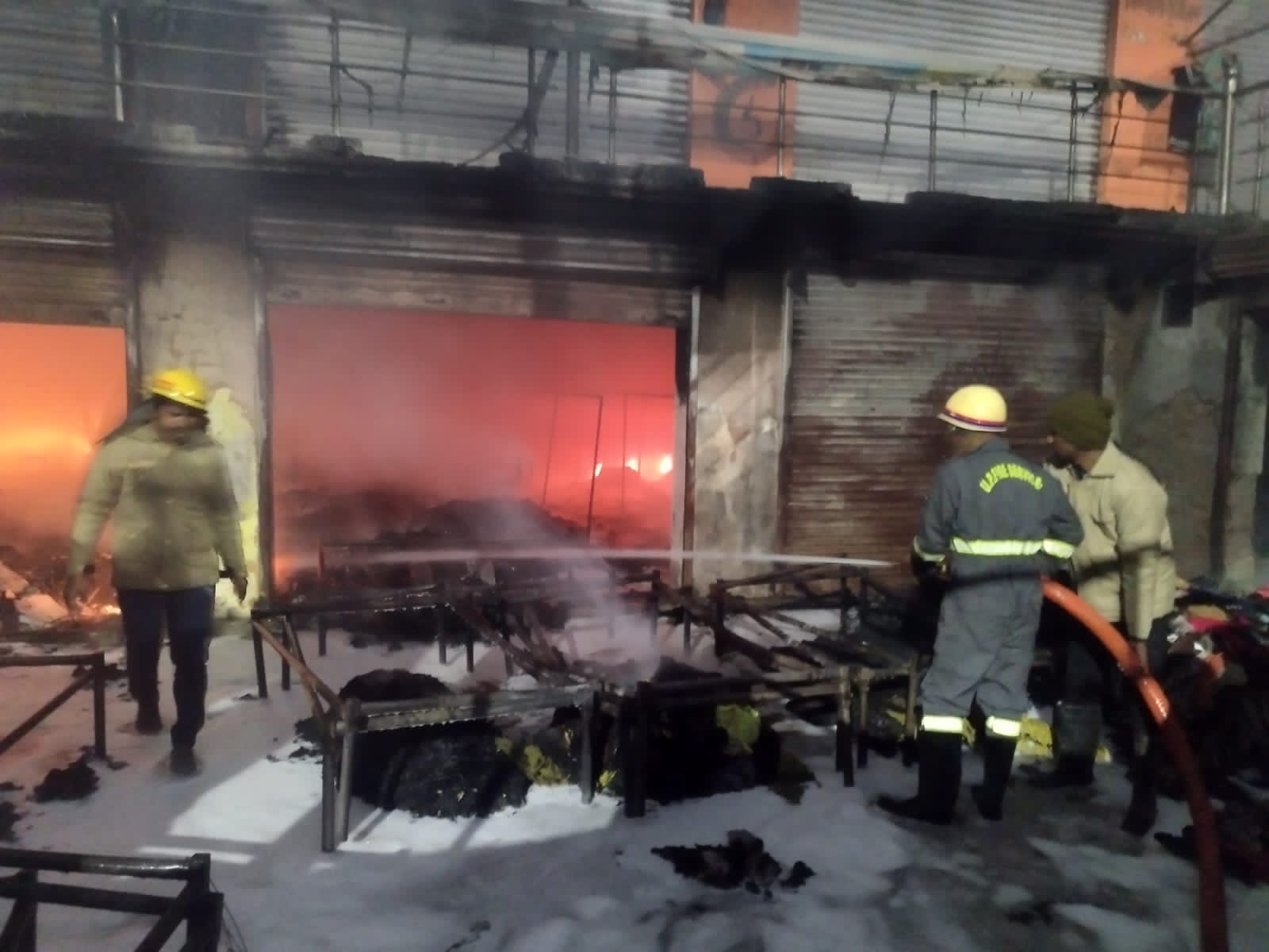 शॉर्ट सर्किट से कपड़ा दुकान में भीषण आग, बेसमेंट का सारा माल खाक, युवक झुलसा