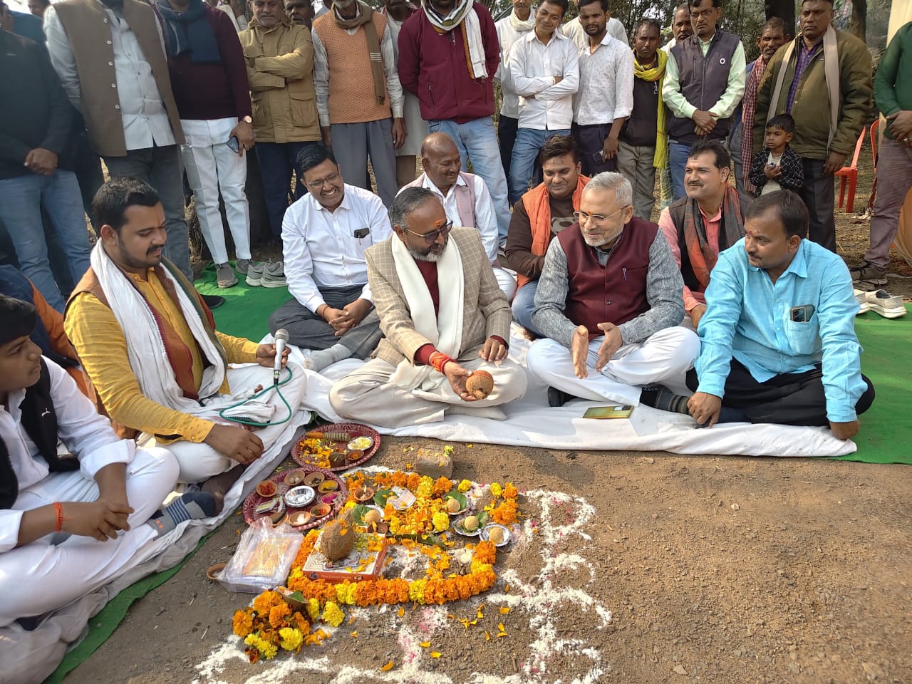 बेठिगांव संपर्क मार्ग का शिलान्यास, योजनाओं के लाभार्थियों को मिले प्रमाण पत्र