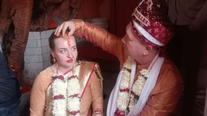 रूसी दंपत्ति ने काशी की पावन धरा पर वैदिक रीति से लिए सात फेरे