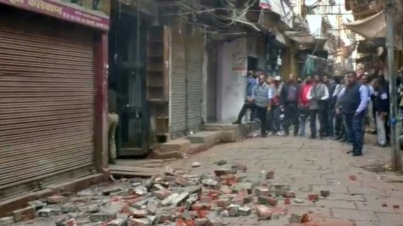 दालमंडी : मार्ग चौड़ीकरण को कड़ी सुरक्षा व्यवस्था के बीच ध्वस्तीकरण अभियान तेज