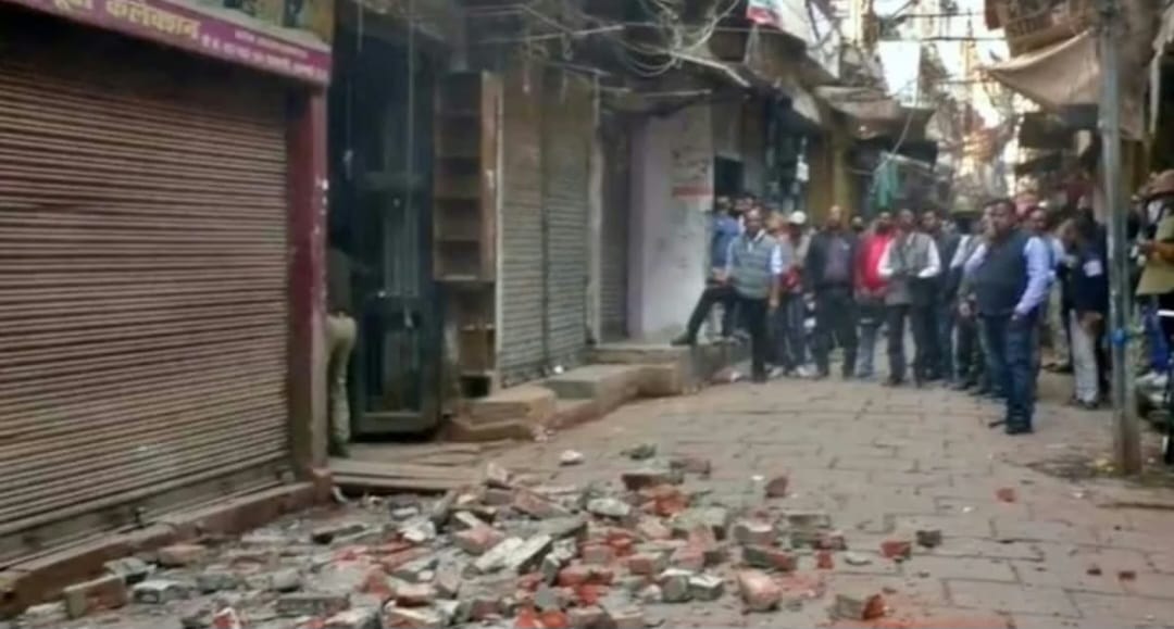 दालमंडी : मार्ग चौड़ीकरण को कड़ी सुरक्षा व्यवस्था के बीच ध्वस्तीकरण अभियान तेज