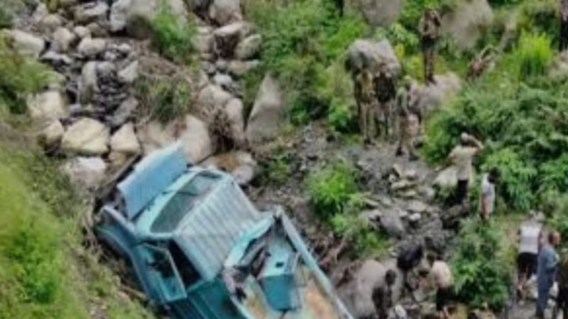 डोडा में सेना का वाहन 200 फीट गहरी खाई में गिरा, 10 जवान शहीद, 10 घायल
