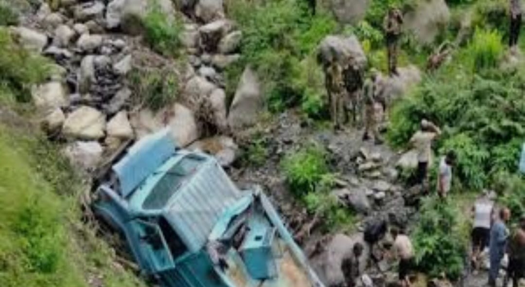 डोडा में सेना का वाहन 200 फीट गहरी खाई में गिरा, 10 जवान शहीद, 10 घायल