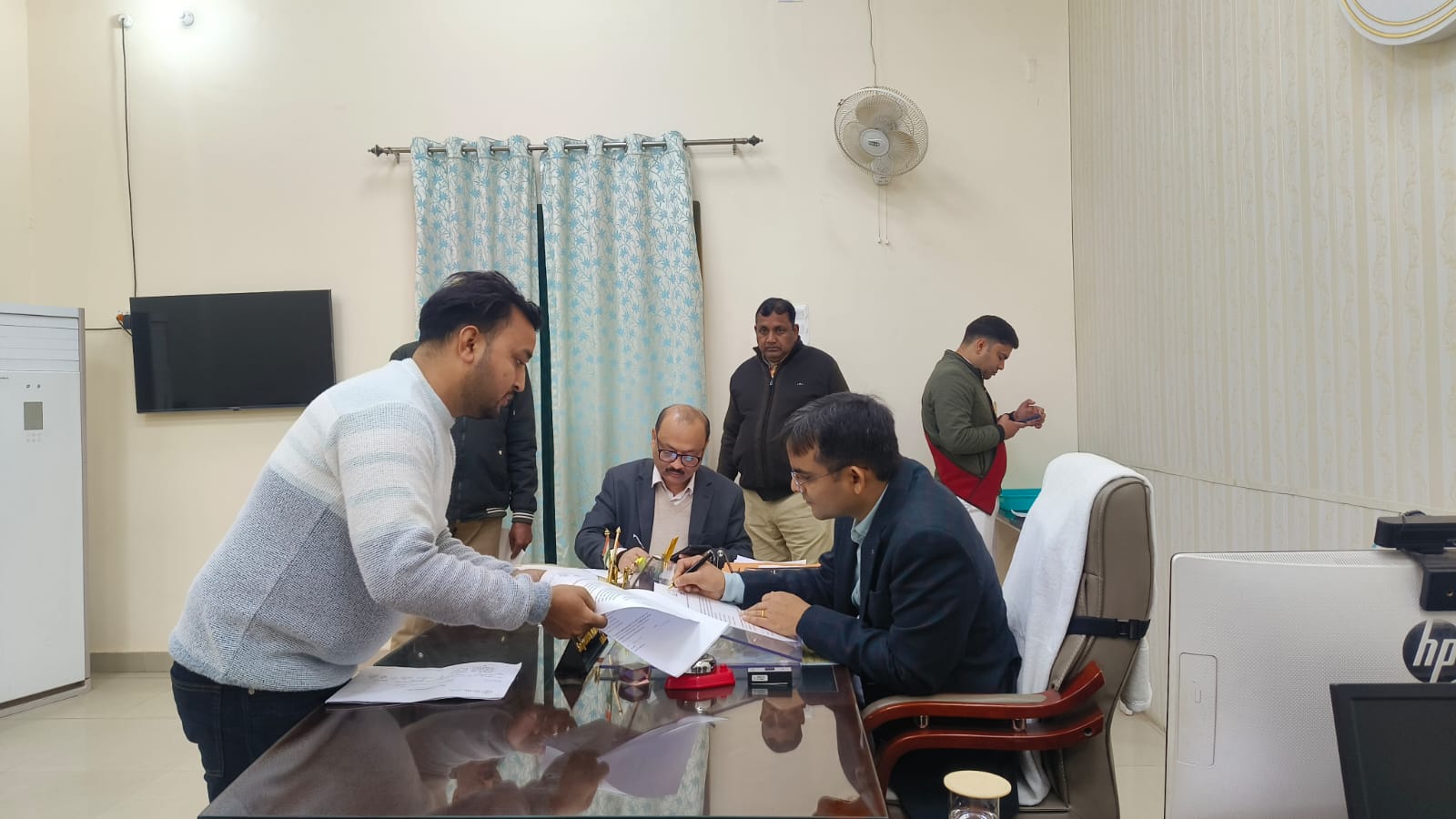 समस्याओं के समयबद्ध और गुणवत्तापूर्ण निस्तारण का डीएम ने दिया सख्त निर्देश